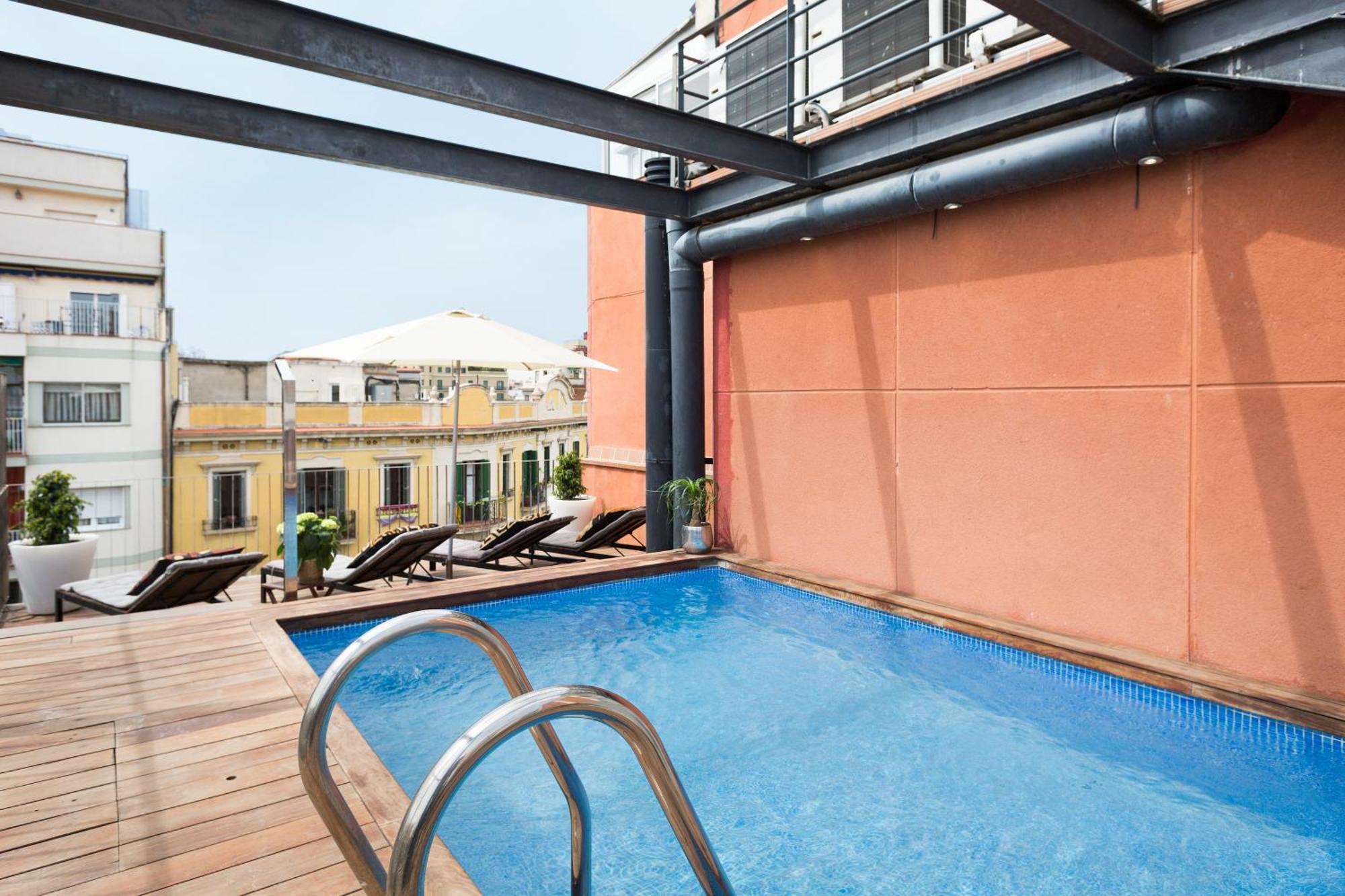 My Space Emirates - Fully Equipped Apartments Near The Beach With Shared Pool Барселона Екстер'єр фото