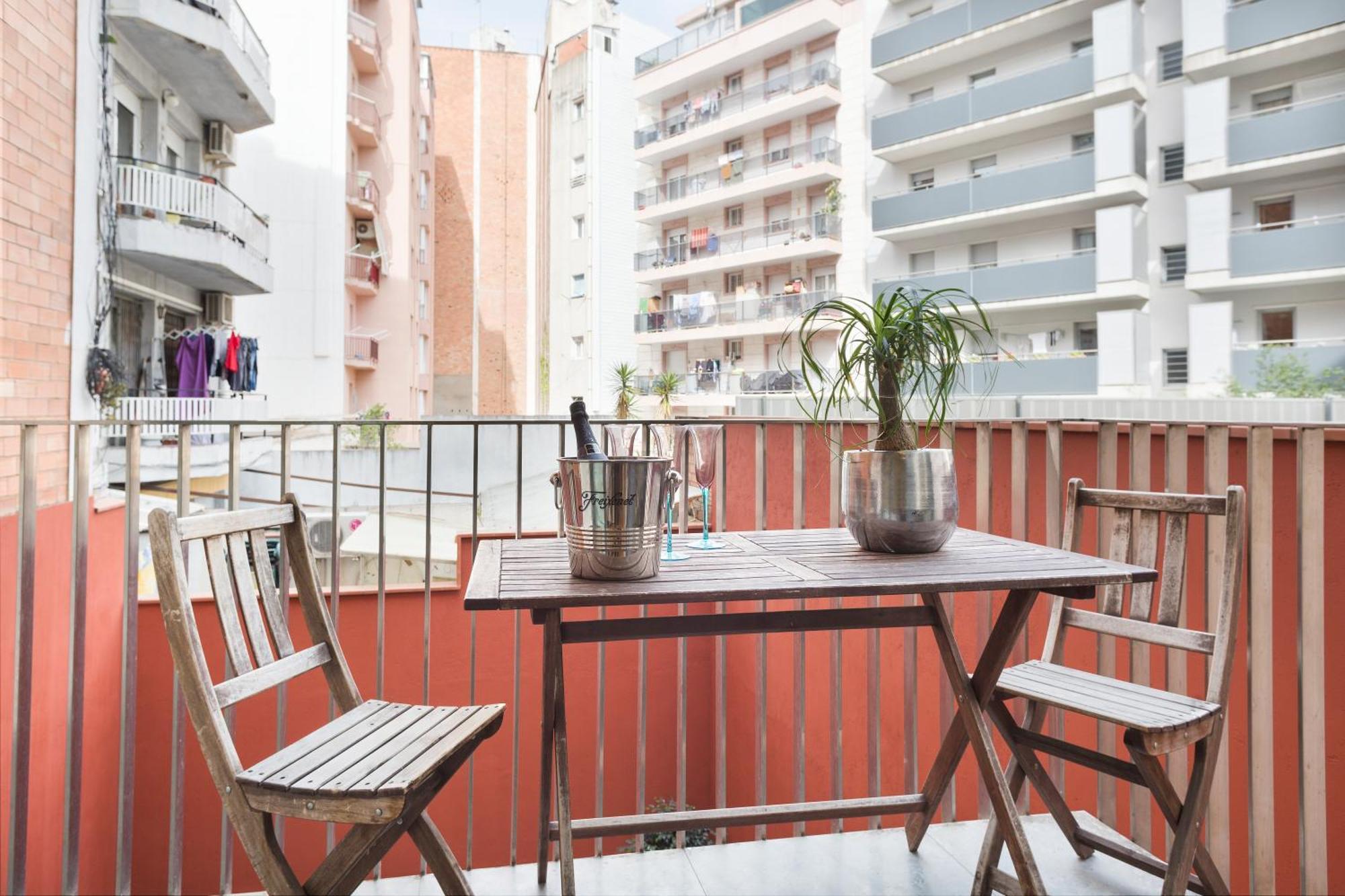 My Space Emirates - Fully Equipped Apartments Near The Beach With Shared Pool Барселона Екстер'єр фото