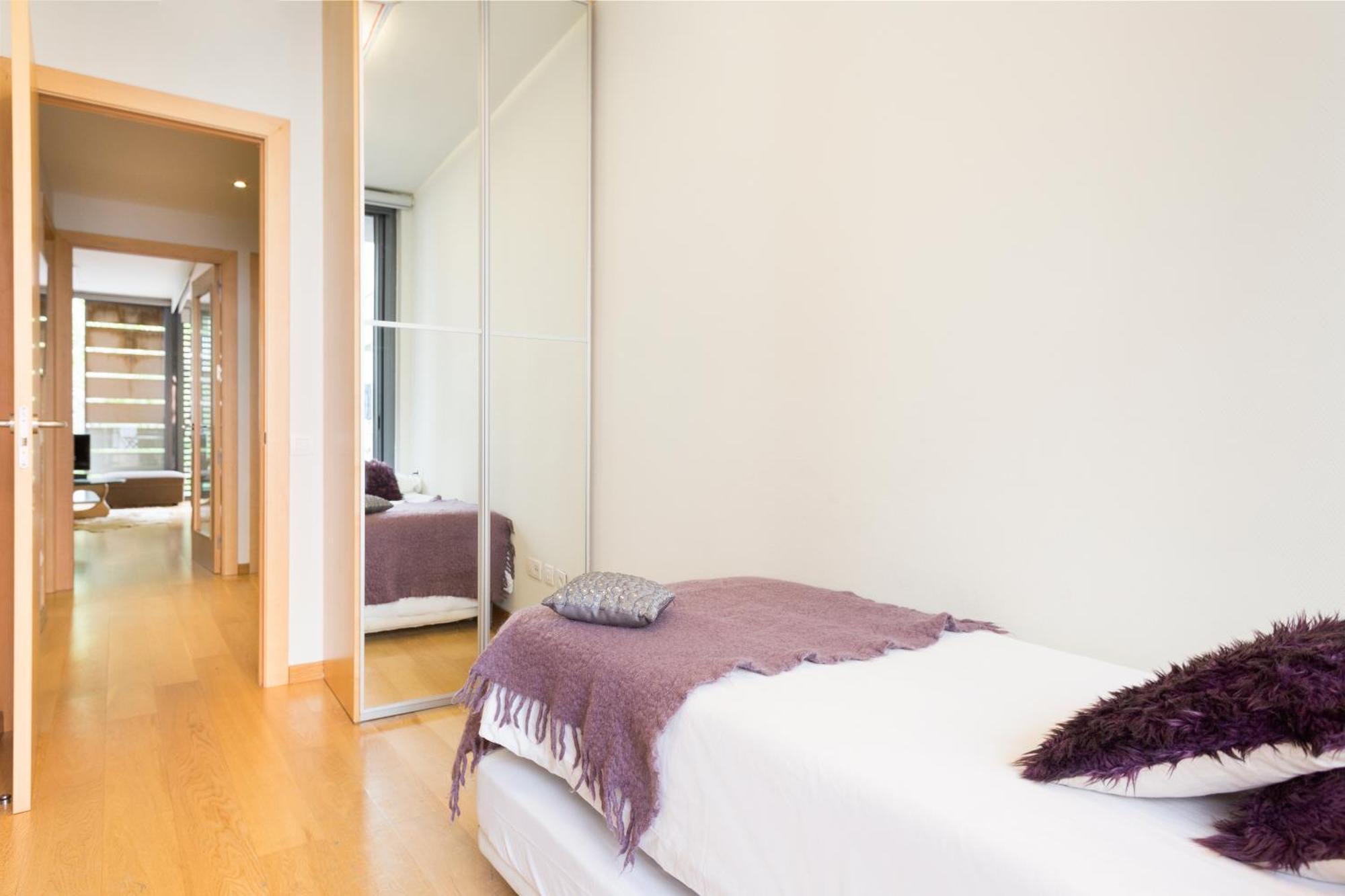 My Space Emirates - Fully Equipped Apartments Near The Beach With Shared Pool Барселона Екстер'єр фото