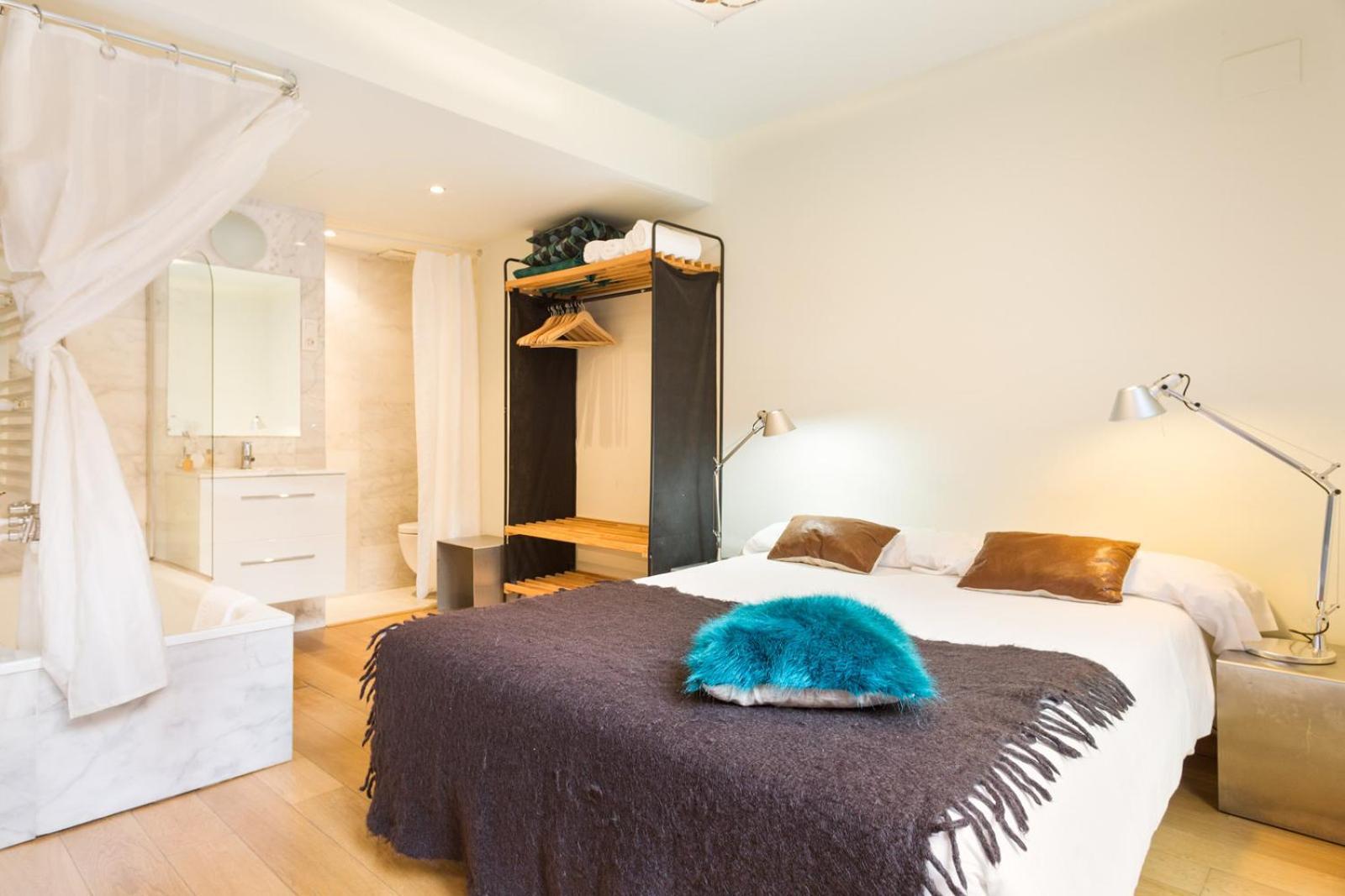 My Space Emirates - Fully Equipped Apartments Near The Beach With Shared Pool Барселона Екстер'єр фото