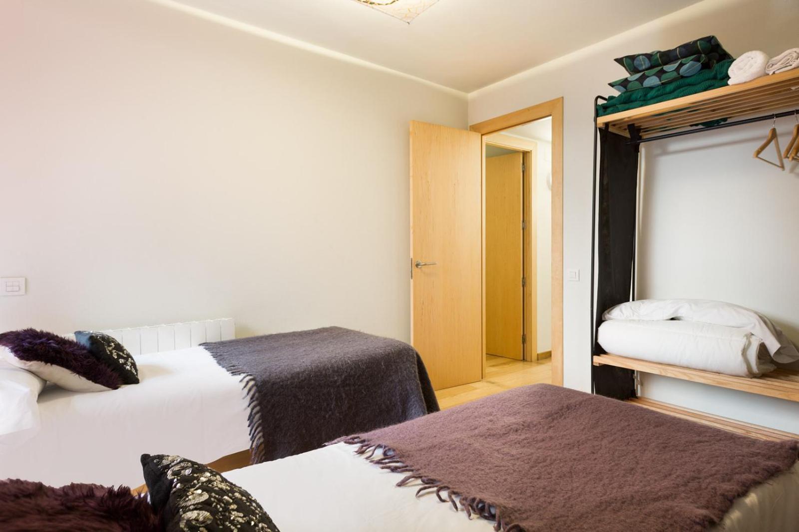 My Space Emirates - Fully Equipped Apartments Near The Beach With Shared Pool Барселона Екстер'єр фото