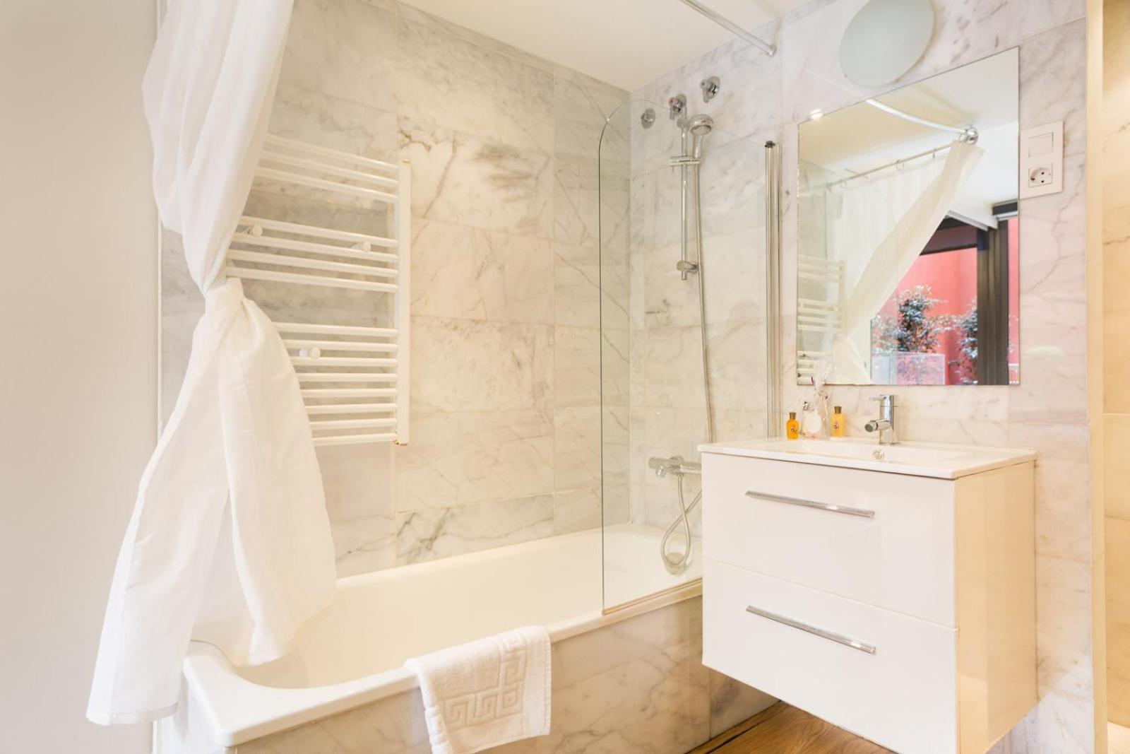 My Space Emirates - Fully Equipped Apartments Near The Beach With Shared Pool Барселона Екстер'єр фото