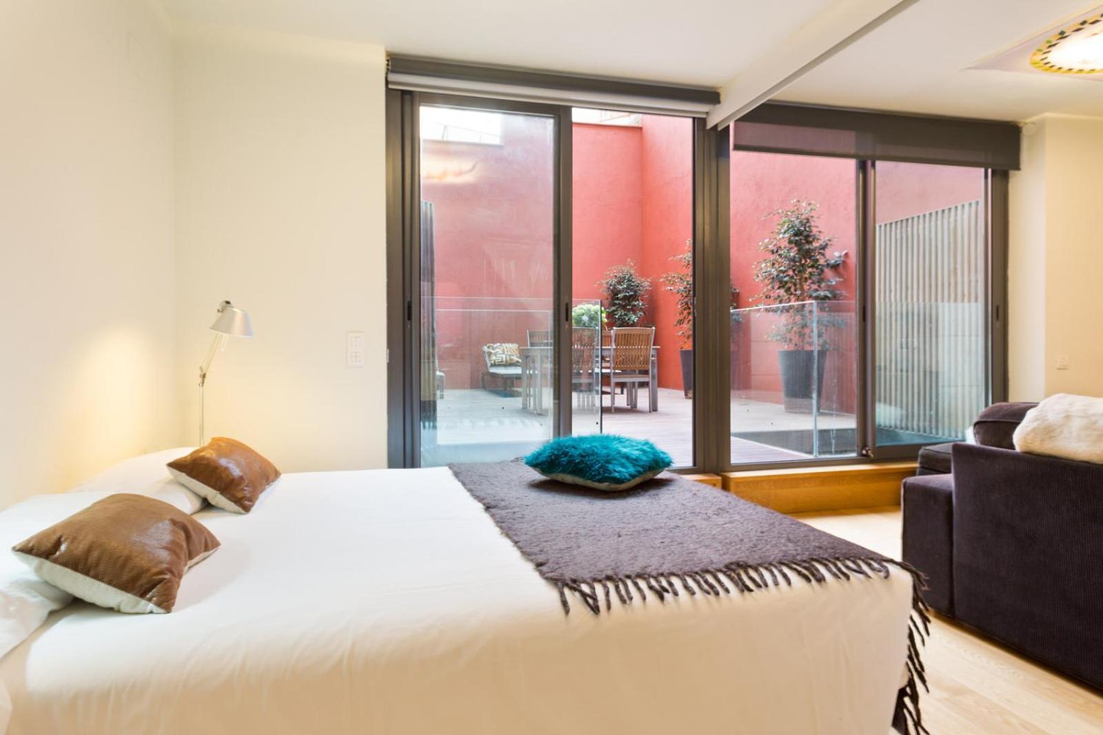 My Space Emirates - Fully Equipped Apartments Near The Beach With Shared Pool Барселона Екстер'єр фото